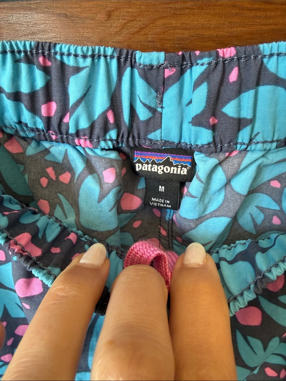 Patagonia Barely Baggies Shorts in Pollen Confetti Dolomite Blue Size Medium - Picture 3 of 4